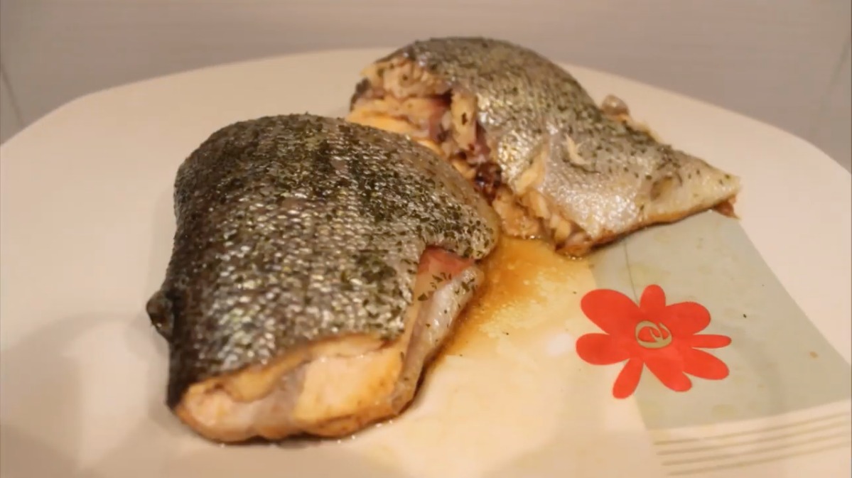 Ensalada de Aguacate, Pepino y Tomate con trucha al horno con jamon y pan tipo wasa